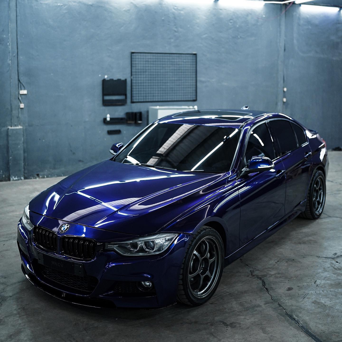 BMW|Glossy Metallic Tanzanite Blue Vinyl Wrap|Eowrap