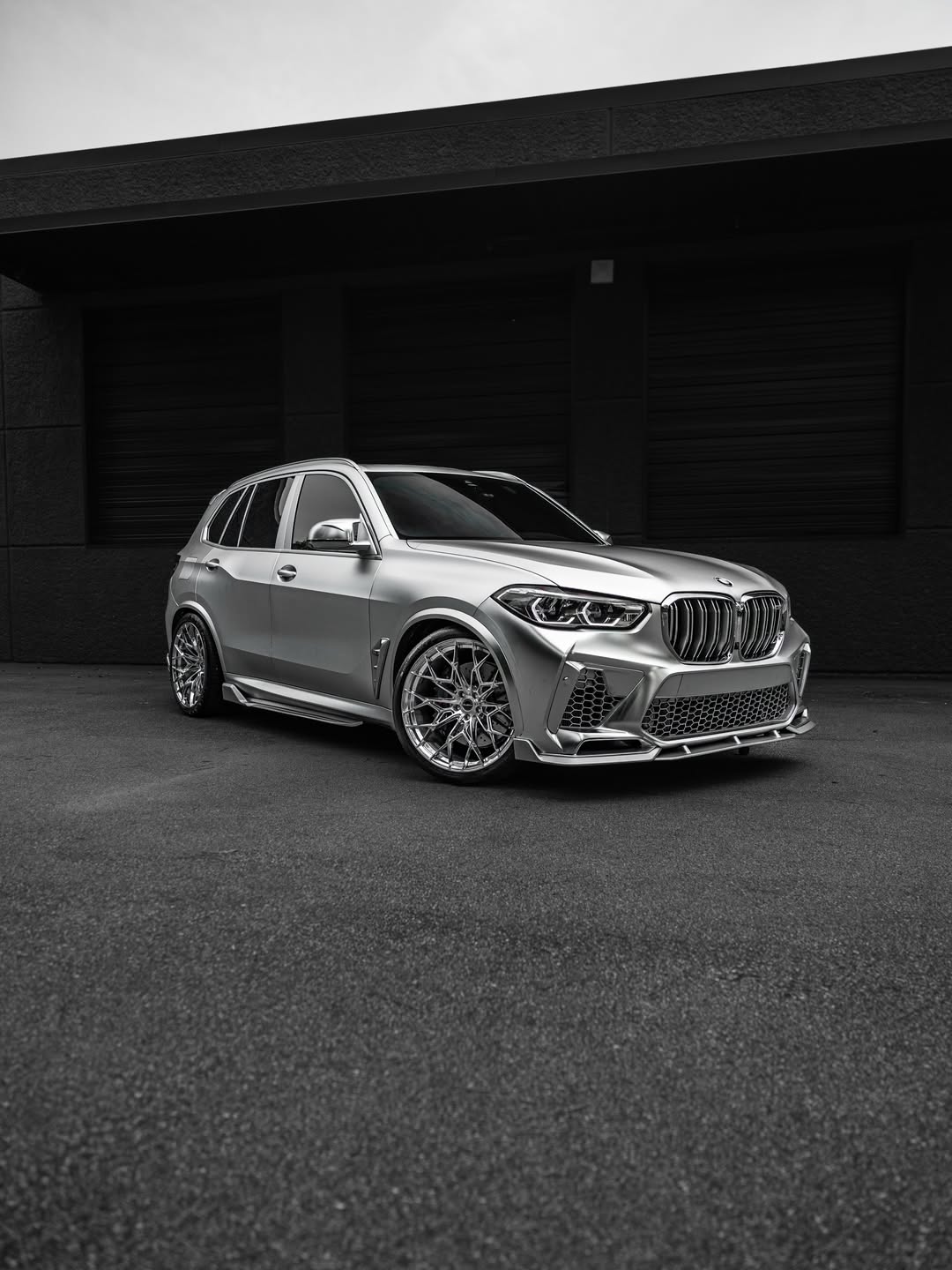 Satin Chrome Silver Vinyl Wrap installed on BMW X5 (G05) X5 (G05)